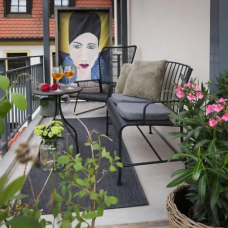 Altstadt In Mit Balkon Und Kunstgarten Daire *