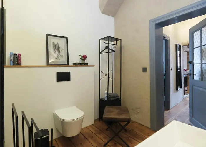 Altstadt In Mit Balkon Und Kunstgarten Апартаменты *