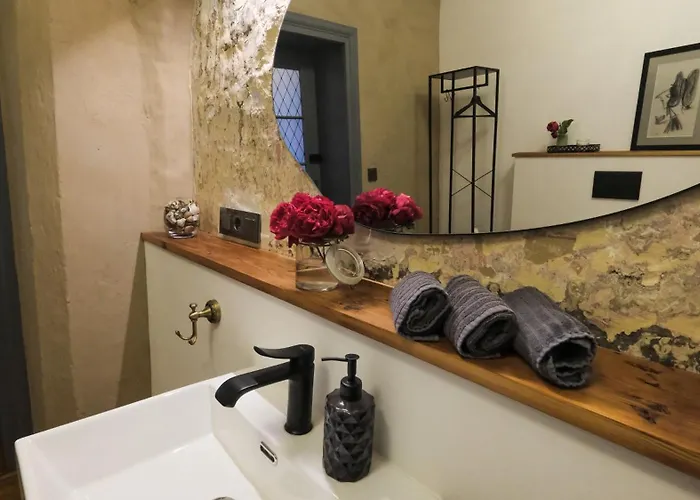 Altstadt In Mit Balkon Und Kunstgarten Апартаменты *