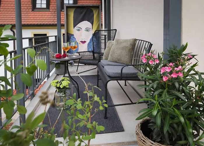 Altstadt In Mit Balkon Und Kunstgarten Апартаменты *